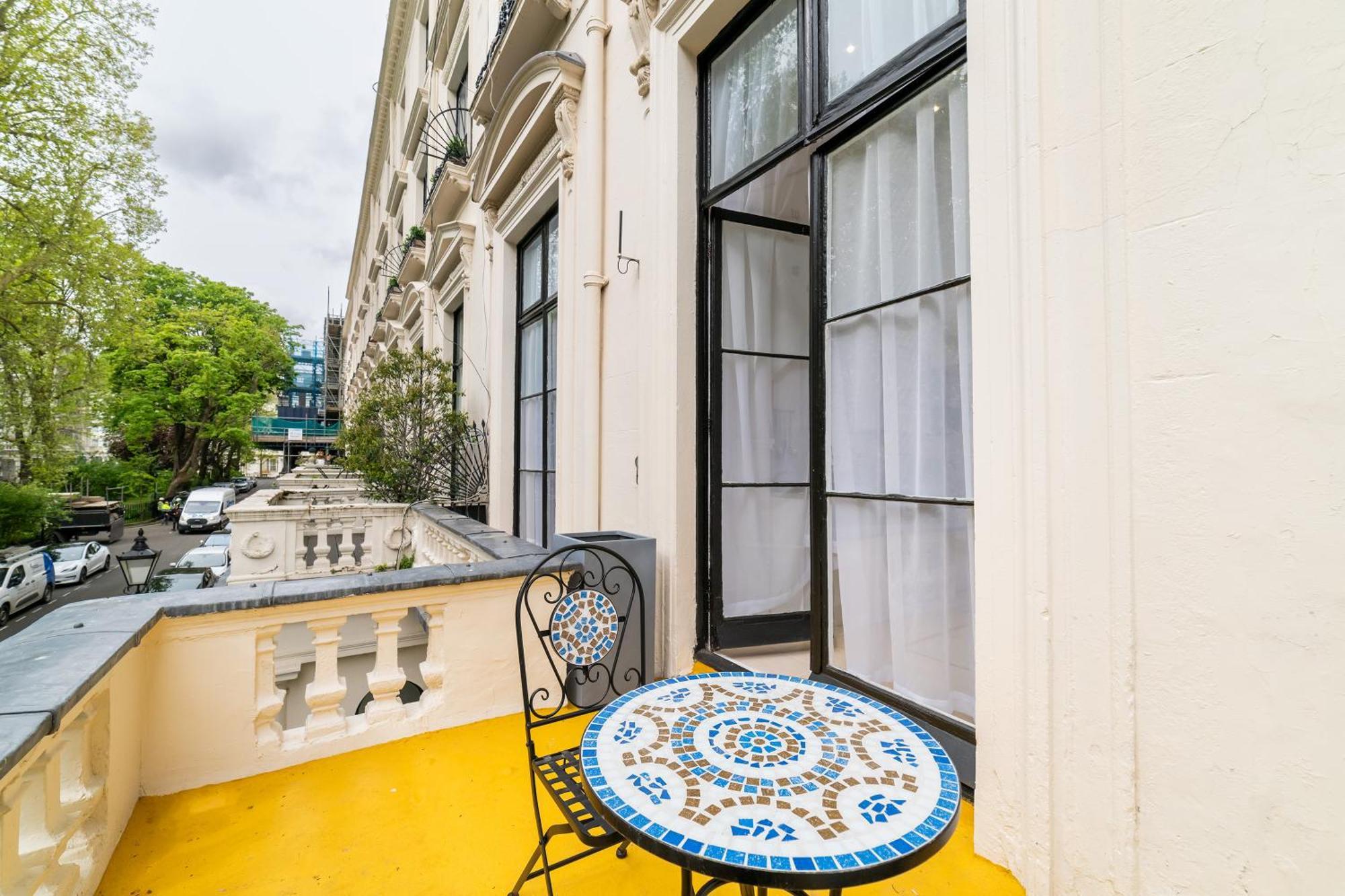 Cozy In Queen's Garden Апартаменты